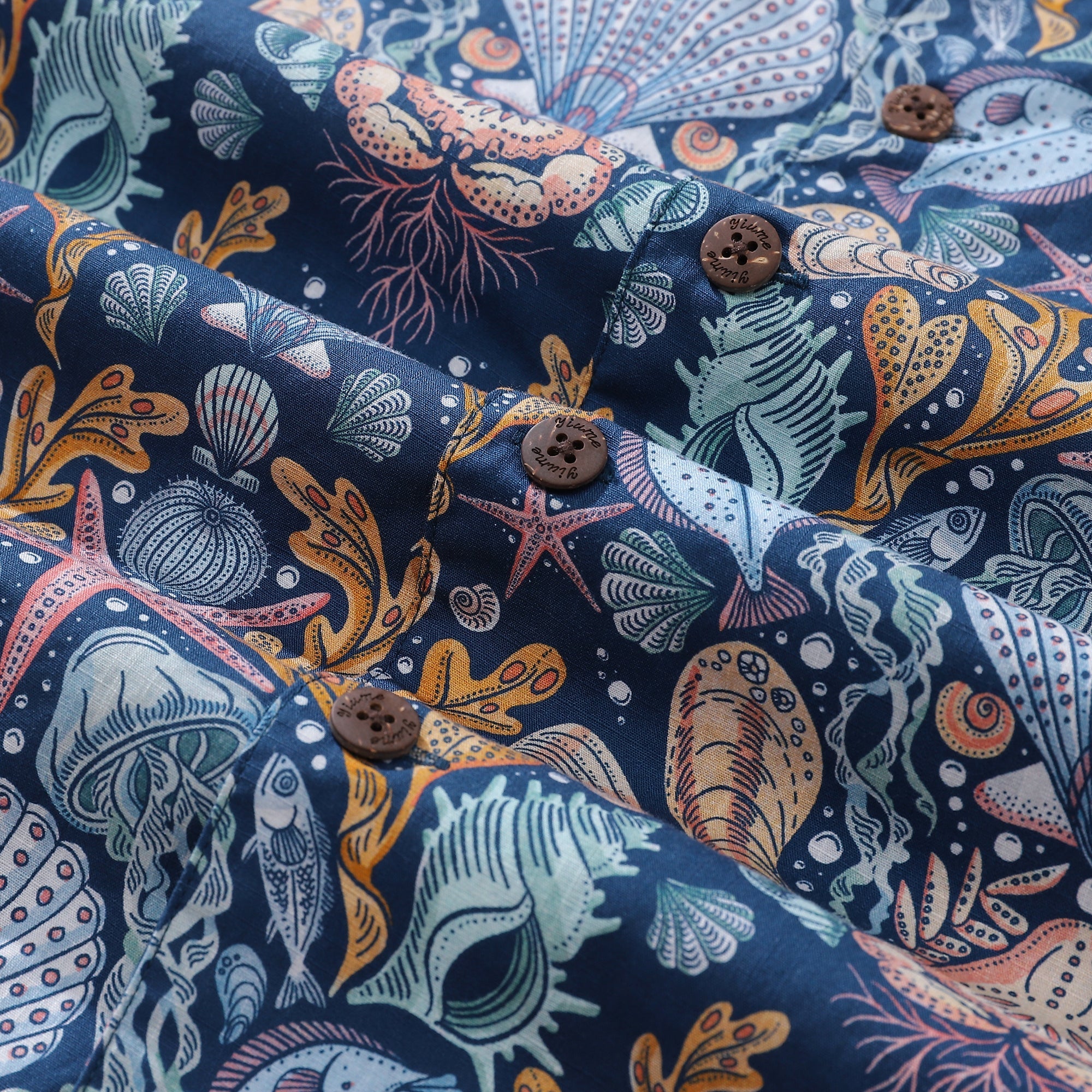 Camisa Hawaiana para Hombre Deep Sea Damask de Rebecca Elfast, Cuello Cubano, 100% Algodón