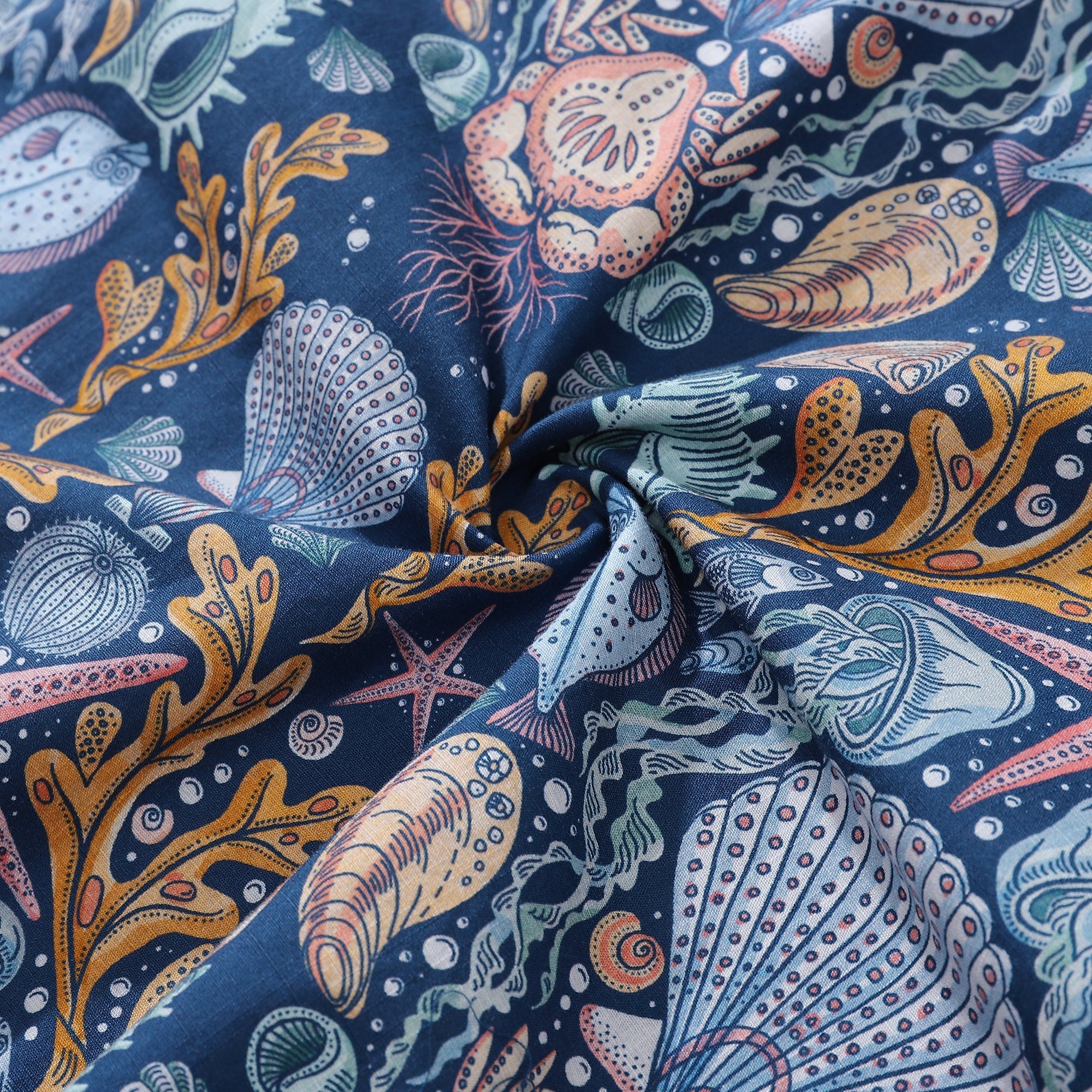 Camisa Hawaiana para Hombre Deep Sea Damask de Rebecca Elfast, Cuello Cubano, 100% Algodón